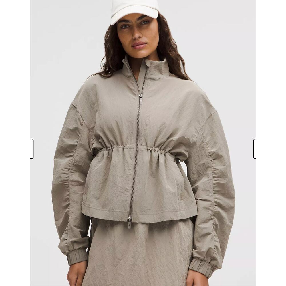 NWT Lululemon Crinkle Nylon Cinchable Jacket Sz M Warm Ash Grey MSRP $148 - Picture 2 of 5